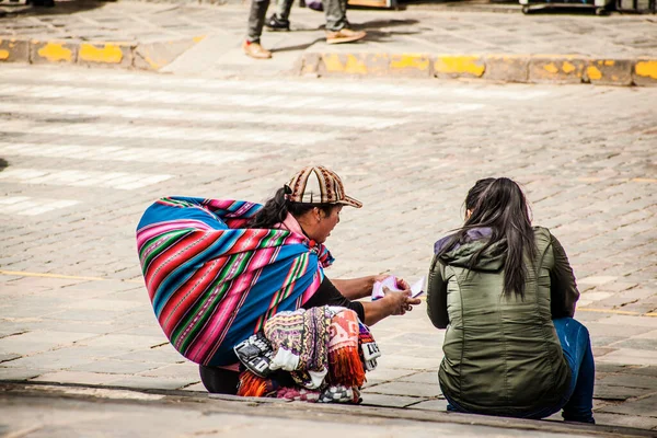 Perú Mayo 2022 Peruanos Con Ropa Tradicional Cuzco Mujer Vendiendo — Foto de Stock