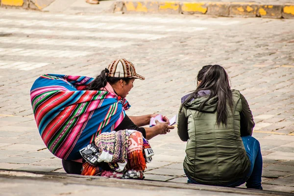 Peru - 15 Mayıs 2022: Cuzco 'da geleneksel giyinmiş Perulu insanlar. Cusco, Peru 'da kadın satışı, 15 Mayıs 2022