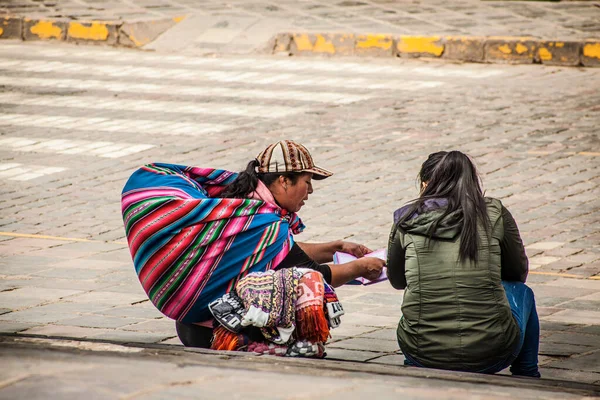 Peru - 15 Mayıs 2022: Cuzco 'da geleneksel giyinmiş Perulu insanlar. Cusco, Peru 'da kadın satışı, 15 Mayıs 2022