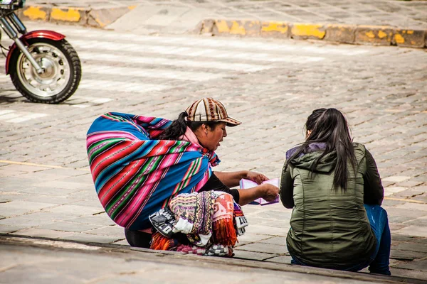 Peru - 15 Mayıs 2022: Cuzco 'da geleneksel giyinmiş Perulu insanlar. Cusco, Peru 'da kadın satışı, 15 Mayıs 2022