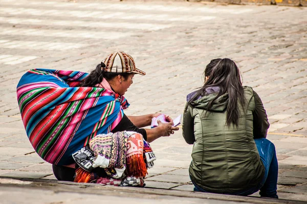 ペルー 2022年5月15日 ペルーの人々は クスコの伝統的な服を着ています 2022年5月15日ペルーのクスコで路上販売する女性 — ストック写真