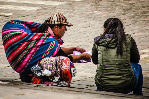 Peru - 15 Mayıs 2022: Cuzco 'da geleneksel giyinmiş Perulu insanlar. Cusco, Peru 'da kadın satışı, 15 Mayıs 2022