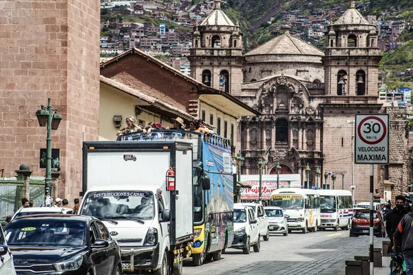 Peru - 15 Mayıs 2022: 15 Mayıs 2022 'de Peru' nun Cusco kenti yakınlarında geleneksel kıyafetler giyen Perulu insanlar