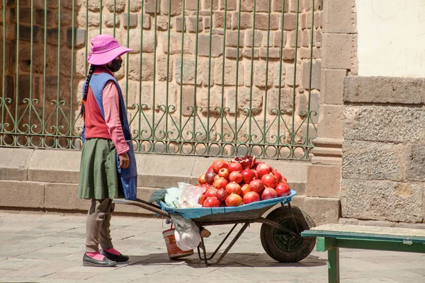 ペルー 2022年5月15日 ペルーの人々は クスコの伝統的な服を着ています 女の子は路上でザクロを販売しています 2022年5月15日ペルーのクスコ — ストック写真