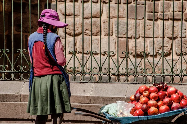 Peru Mei 2022 Peruvianen Traditionele Kleding Cuzco Meisje Verkoopt Granaatappels — Stockfoto