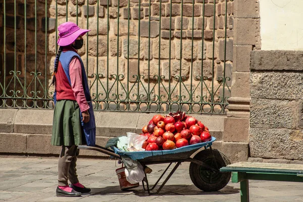 ペルー 2022年5月15日 ペルーの人々は クスコの伝統的な服を着ています 女の子は路上でザクロを販売しています 2022年5月15日ペルーのクスコ — ストック写真