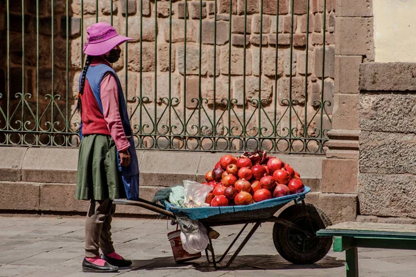 Perú Mayo 2022 Peruanos Con Ropa Tradicional Cuzco Chica Vende — Foto de Stock