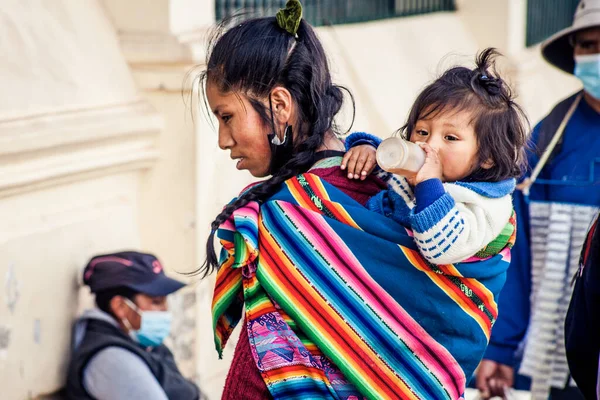 Peru - 15 Mayıs 2022: Cuzco 'da geleneksel giyinmiş Perulu insanlar. Anne ve küçük kızı. Cusco, Peru, 15 Mayıs 2022