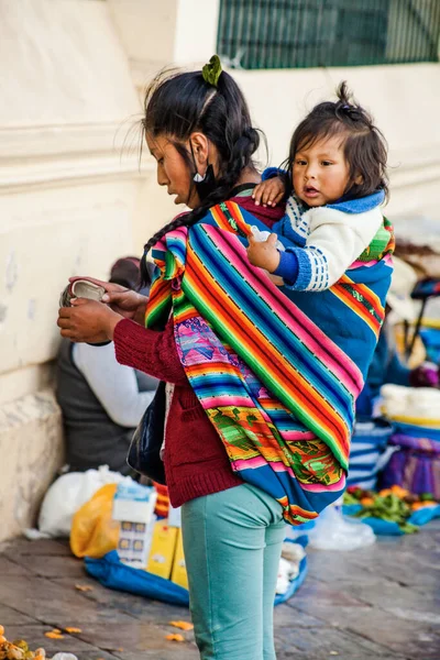 Peru - 15 Mayıs 2022: Cuzco 'da geleneksel giyinmiş Perulu insanlar. Anne ve küçük kızı. Cusco, Peru, 15 Mayıs 2022