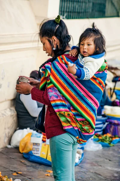 Peru - 15 Mayıs 2022: Cuzco 'da geleneksel giyinmiş Perulu insanlar. Anne ve küçük kızı. Cusco, Peru, 15 Mayıs 2022