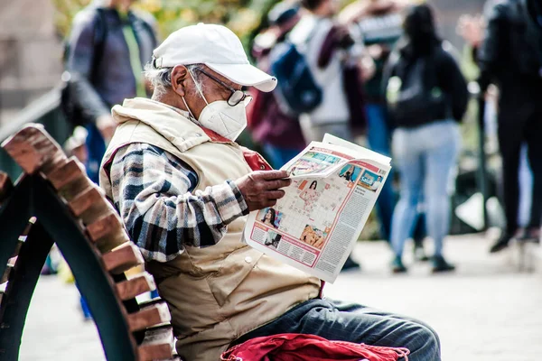 Peru - 15 Mayıs 2022: 15 Mayıs 2022 'de Peru' nun Cusco kenti yakınlarında geleneksel kıyafetler giyen Perulu insanlar