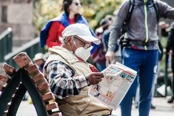 Peru - 15 Mayıs 2022: 15 Mayıs 2022 'de Peru' nun Cusco kenti yakınlarında geleneksel kıyafetler giyen Perulu insanlar
