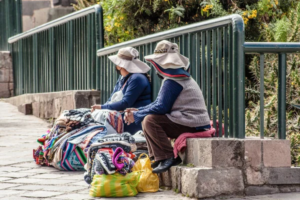 Peru - 15 Mayıs 2022: 15 Mayıs 2022 'de Peru' nun Cusco kenti yakınlarında geleneksel kıyafetler giyen Perulu insanlar