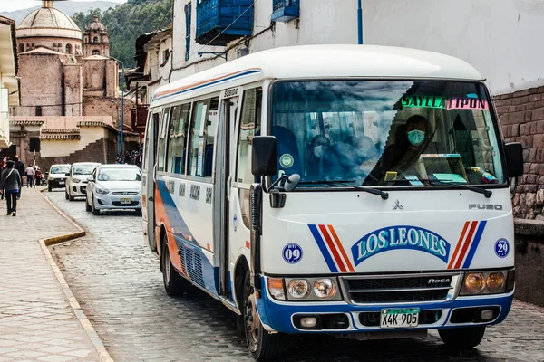 Peru - 15 Mayıs 2022: 15 Mayıs 2022 'de Peru' nun Cusco kenti yakınlarında geleneksel kıyafetler giyen Perulu insanlar