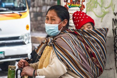 Peru - 15 Mayıs 2022: Cuzco 'da geleneksel giyinmiş Perulu insanlar. Anne ve küçük kızı. Cusco, Peru, 15 Mayıs 2022