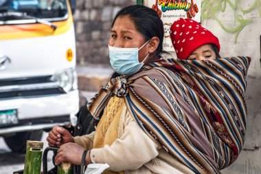 Peru - 15 Mayıs 2022: Cuzco 'da geleneksel giyinmiş Perulu insanlar. Anne ve küçük kızı. Cusco, Peru, 15 Mayıs 2022