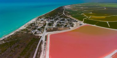 Pembe göller ve okyanus, Las Coloradas, Meksika 'da doğa.
