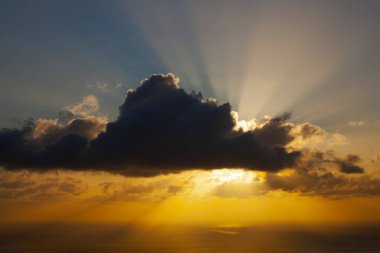Santa Cruz de Tenerife 'de denizin üstünde inanılmaz bir gün doğumu.