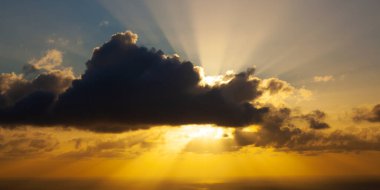 Santa Cruz de Tenerife 'de denizin üstünde inanılmaz bir gün doğumu.