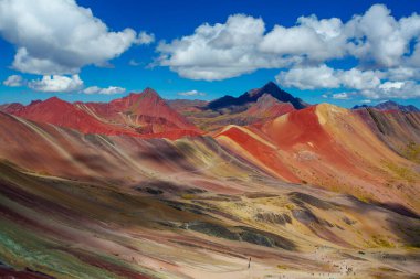 Vinicunca yürüyüş sahnesi, Cusco Bölgesi, Peru. Gökkuşağı Dağı (Montana de Siete Colores).