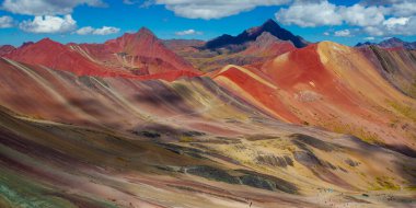 Vinicunca yürüyüş sahnesi, Cusco Bölgesi, Peru. Gökkuşağı Dağı (Montana de Siete Colores).