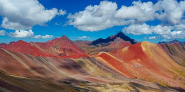 Vinicunca yürüyüş sahnesi, Cusco Bölgesi, Peru. Gökkuşağı Dağı (Montana de Siete Colores).