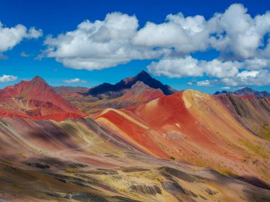 Vinicunca yürüyüş sahnesi, Cusco Bölgesi, Peru. Gökkuşağı Dağı (Montana de Siete Colores).