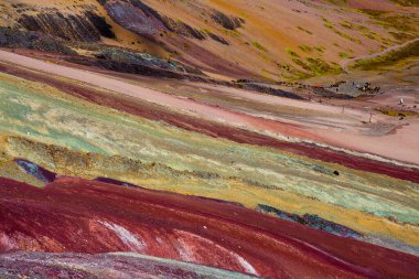 Vinicunca yürüyüş sahnesi, Cusco Bölgesi, Peru. Gökkuşağı Dağı (Montana de Siete Colores).