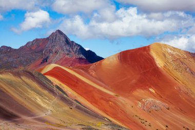 Vinicunca yürüyüş sahnesi, Cusco Bölgesi, Peru. Gökkuşağı Dağı (Montana de Siete Colores).