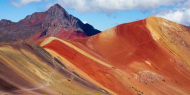 Vinicunca yürüyüş sahnesi, Cusco Bölgesi, Peru. Gökkuşağı Dağı (Montana de Siete Colores).