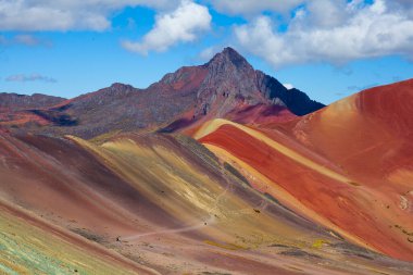 Vinicunca yürüyüş sahnesi, Cusco Bölgesi, Peru. Gökkuşağı Dağı (Montana de Siete Colores).