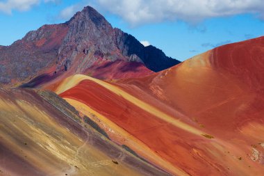 Vinicunca yürüyüş sahnesi, Cusco Bölgesi, Peru. Gökkuşağı Dağı (Montana de Siete Colores).