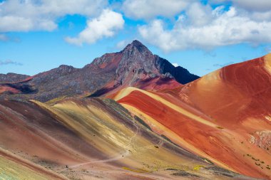 Vinicunca yürüyüş sahnesi, Cusco Bölgesi, Peru. Gökkuşağı Dağı (Montana de Siete Colores).