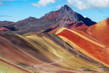 Vinicunca yürüyüş sahnesi, Cusco Bölgesi, Peru. Gökkuşağı Dağı (Montana de Siete Colores).
