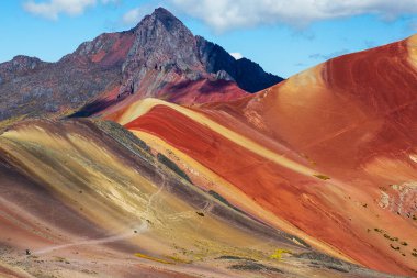 Vinicunca yürüyüş sahnesi, Cusco Bölgesi, Peru. Gökkuşağı Dağı (Montana de Siete Colores).