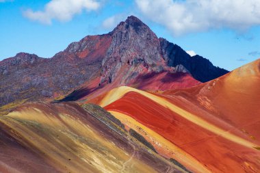 Vinicunca yürüyüş sahnesi, Cusco Bölgesi, Peru. Gökkuşağı Dağı (Montana de Siete Colores).