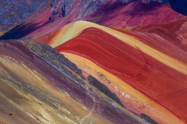Vinicunca yürüyüş sahnesi, Cusco Bölgesi, Peru. Gökkuşağı Dağı (Montana de Siete Colores).