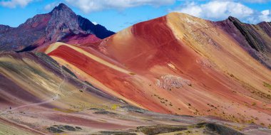 Vinicunca yürüyüş sahnesi, Cusco Bölgesi, Peru. Gökkuşağı Dağı (Montana de Siete Colores).