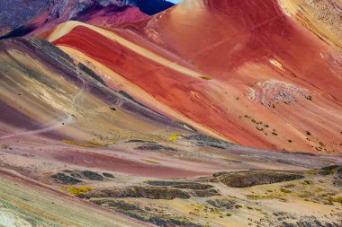Vinicunca yürüyüş sahnesi, Cusco Bölgesi, Peru. Gökkuşağı Dağı (Montana de Siete Colores).