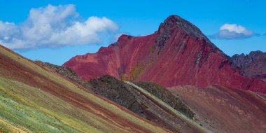 Vinicunca yürüyüş sahnesi, Cusco Bölgesi, Peru. Gökkuşağı Dağı (Montana de Siete Colores).