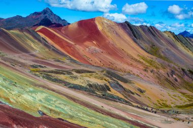 Vinicunca yürüyüş sahnesi, Cusco Bölgesi, Peru. Gökkuşağı Dağı (Montana de Siete Colores).