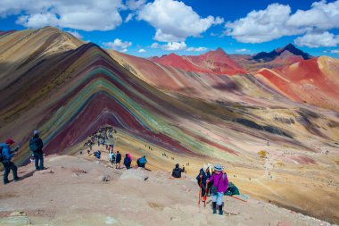 Vinicunca, Cusipata, Peru - 20 Mayıs 2022: Yedi Renk Dağı 'nın zirvesine ulaşan turistler, veya Peru' nun en ünlü zirvelerinden biri olan Vinicunca Dağı,