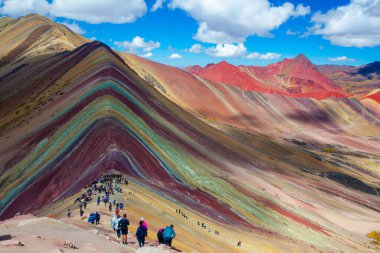 Vinicunca, Cusipata, Peru - 20 Mayıs 2022: Yedi Renk Dağı 'nın zirvesine ulaşan turistler, veya Peru' nun en ünlü zirvelerinden biri olan Vinicunca Dağı,