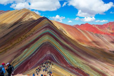 Vinicunca, Cusipata, Peru - 20 Mayıs 2022: Yedi Renk Dağı 'nın zirvesine ulaşan turistler, veya Peru' nun en ünlü zirvelerinden biri olan Vinicunca Dağı,