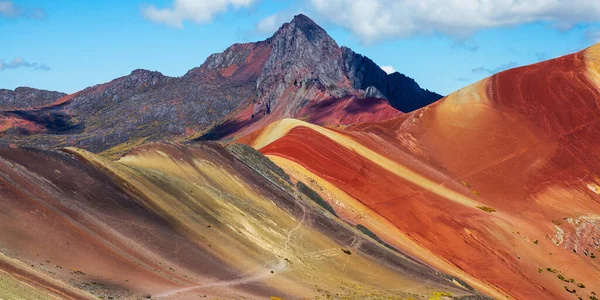 Vinicunca yürüyüş sahnesi, Cusco Bölgesi, Peru. Gökkuşağı Dağı (Montana de Siete Colores).