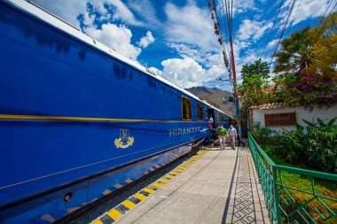 CUSCO, PERU - 3 Mayıs 2022: Peru tren vagonu Peru 'da Altiplano dağının manzaralı manzarasında Latin turist merkezi Machu Picchu, Aguas Calientes
