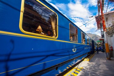 CUSCO, PERU - 3 Mayıs 2022: Peru tren vagonu Peru 'da Altiplano dağının manzaralı manzarasında Latin turist merkezi Machu Picchu, Aguas Calientes