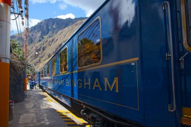 CUSCO, PERU - 3 Mayıs 2022: Peru tren vagonu Peru 'da Altiplano dağının manzaralı manzarasında Latin turist merkezi Machu Picchu, Aguas Calientes