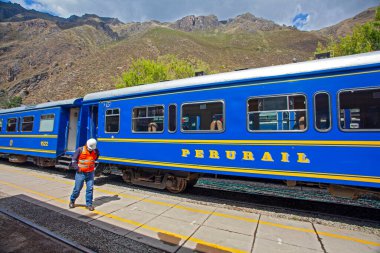 CUSCO, PERU - 3 Mayıs 2022: Peru tren vagonu Peru 'da Altiplano dağının manzaralı manzarasında Latin turist merkezi Machu Picchu, Aguas Calientes