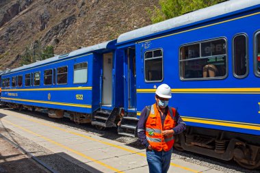 CUSCO, PERU - 3 Mayıs 2022: Peru tren vagonu Peru 'da Altiplano dağının manzaralı manzarasında Latin turist merkezi Machu Picchu, Aguas Calientes